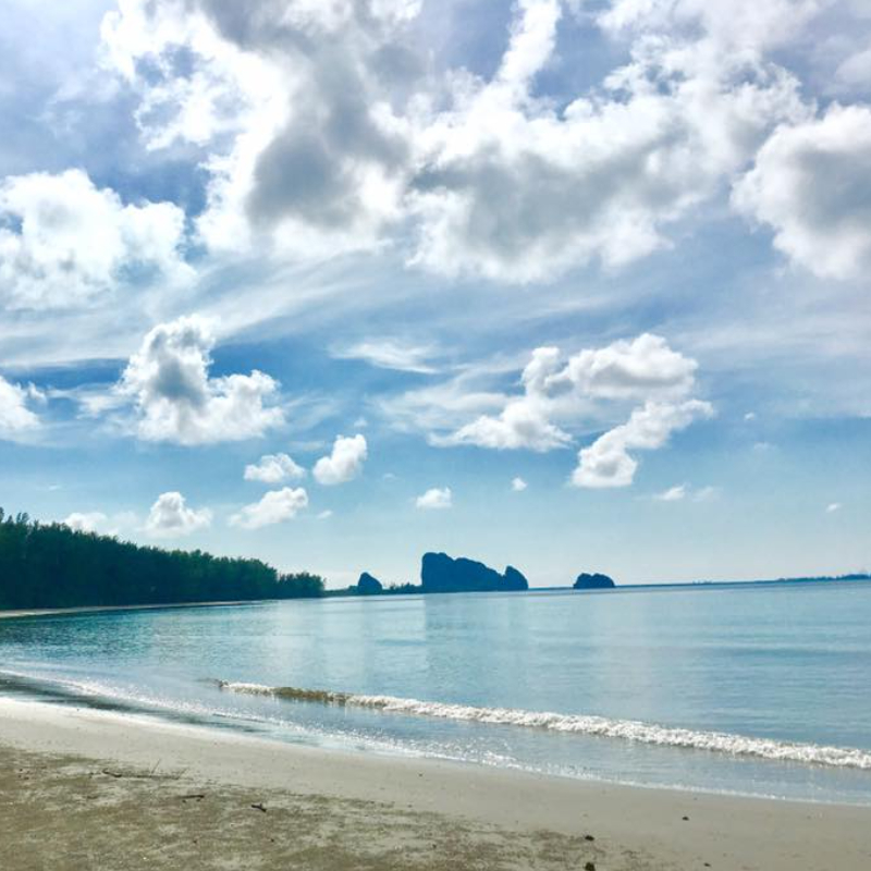 ทัวร์ทะเลตรัง ถ้ำมรกต กระบี่ ทะเลแหวก หาดไร่เลย์ 4 วัน 2 คืน (Van)